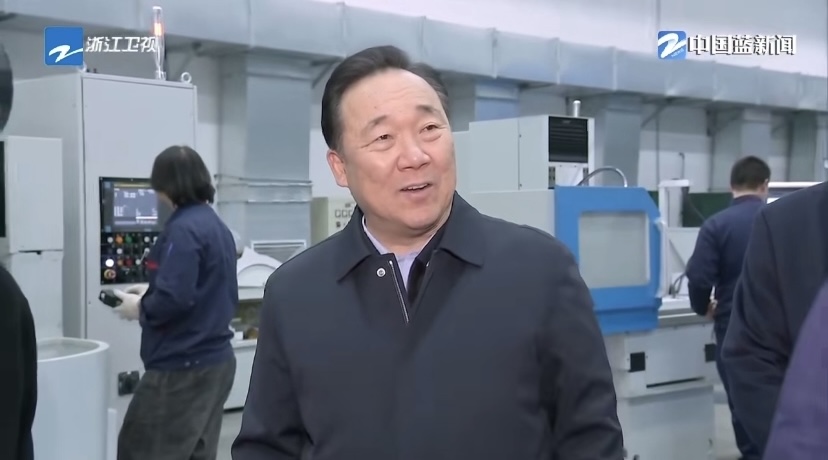 1704690158836360.jpg 省長(zhǎng)王浩深入車間實(shí)地了解.jpg